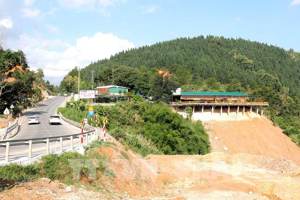 Nhiều công trình xây dựng trái phép vẫn tồn tại ở khu vực đèo Đại Ninh trên tuyến Quốc lộ 28B. Ảnh: Nguyễn Thanh - TTXVN
